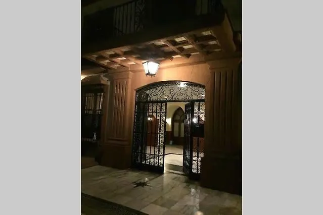 Apartment Mansion Alhamar - 2 Bedroom, Frontline Beach, Mountain Views, Full Size Pool, Tennis Courts, Close To Shops, On-Site Bar & Chiringuito Sitio de Calahonda
