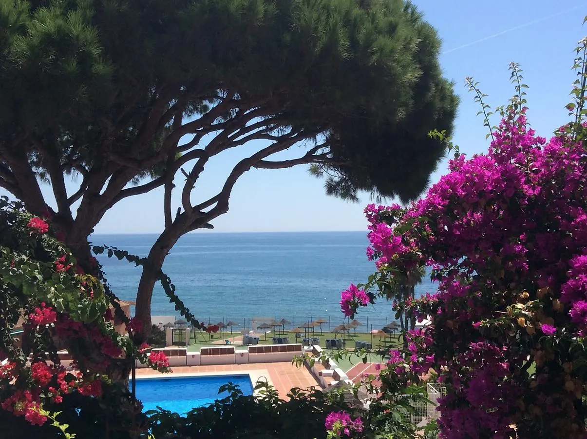 Apartment Mansion Alhamar - 2 Bedroom, Frontline Beach, Mountain Views, Full Size Pool, Tennis Courts, Close To Shops, On-Site Bar & Chiringuito Sitio de Calahonda