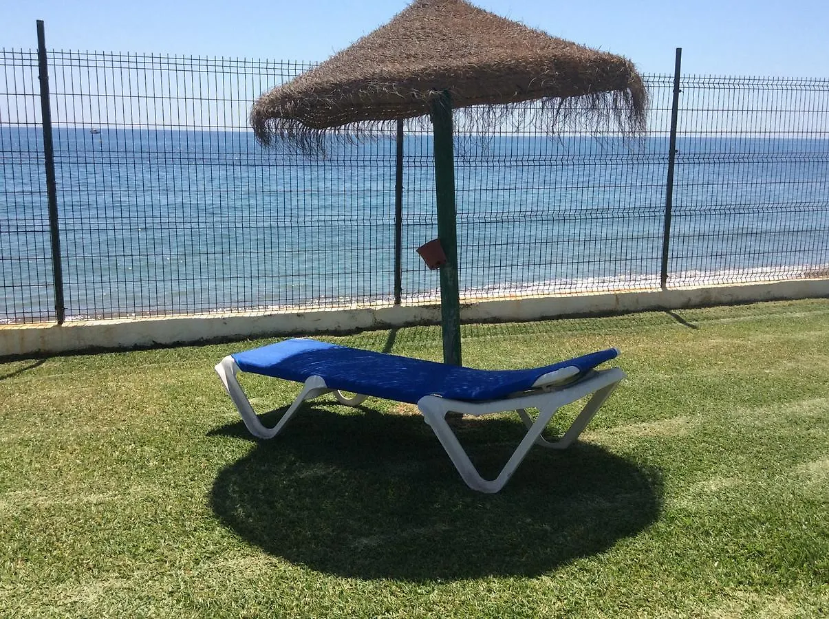 Apartment Mansion Alhamar - 2 Bedroom, Frontline Beach, Mountain Views, Full Size Pool, Tennis Courts, Close To Shops, On-Site Bar & Chiringuito Sitio de Calahonda
