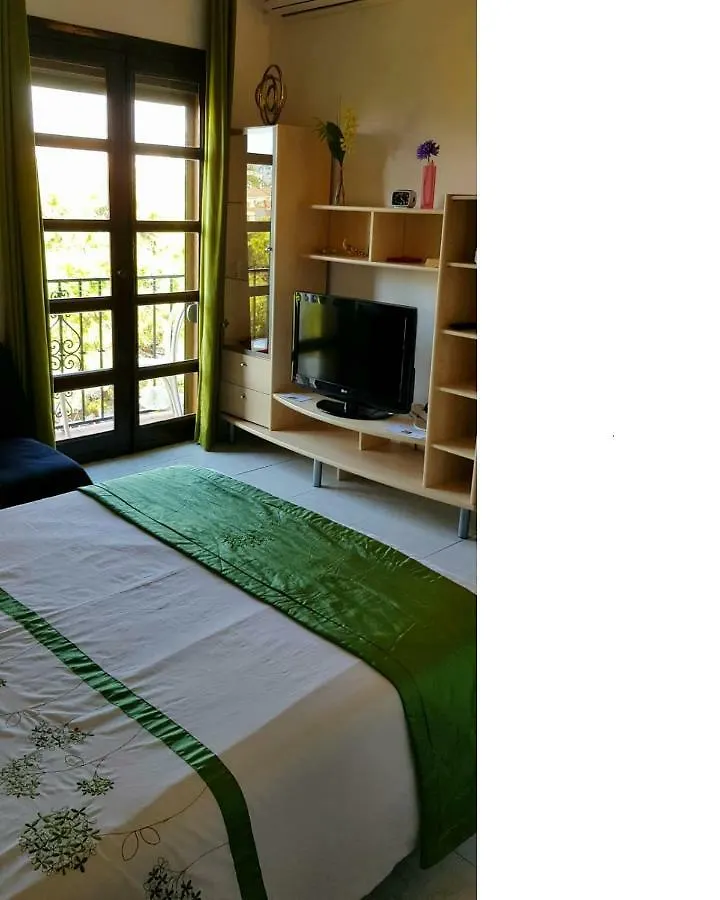Mansion Alhamar - 2 Bedroom, Frontline Beach, Mountain Views, Full Size Pool, Tennis Courts, Close To Shops, On-Site Bar & Chiringuito Sitio de Calahonda Apartment