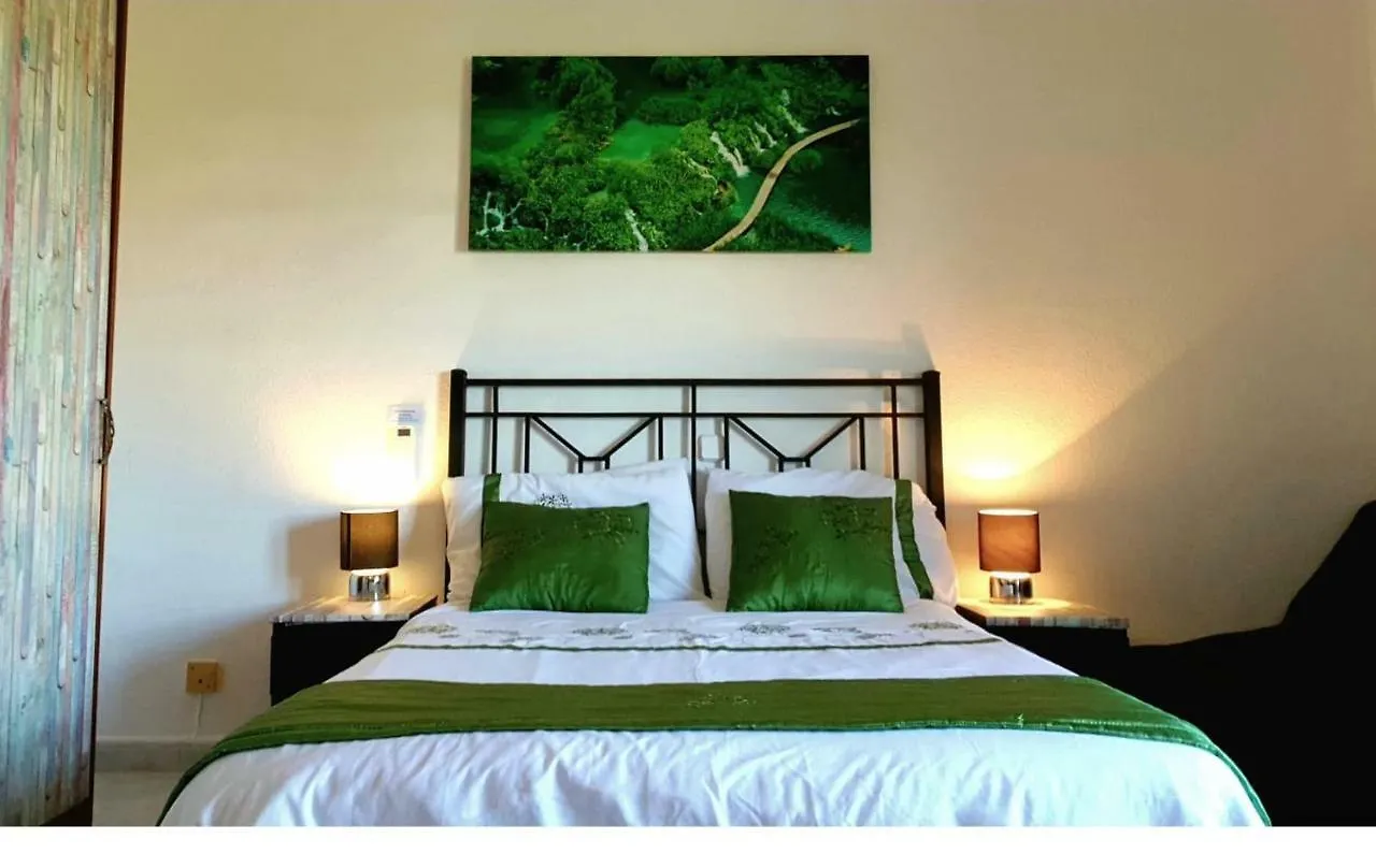 Apartment Mansion Alhamar - 2 Bedroom, Frontline Beach, Mountain Views, Full Size Pool, Tennis Courts, Close To Shops, On-Site Bar & Chiringuito Sitio de Calahonda